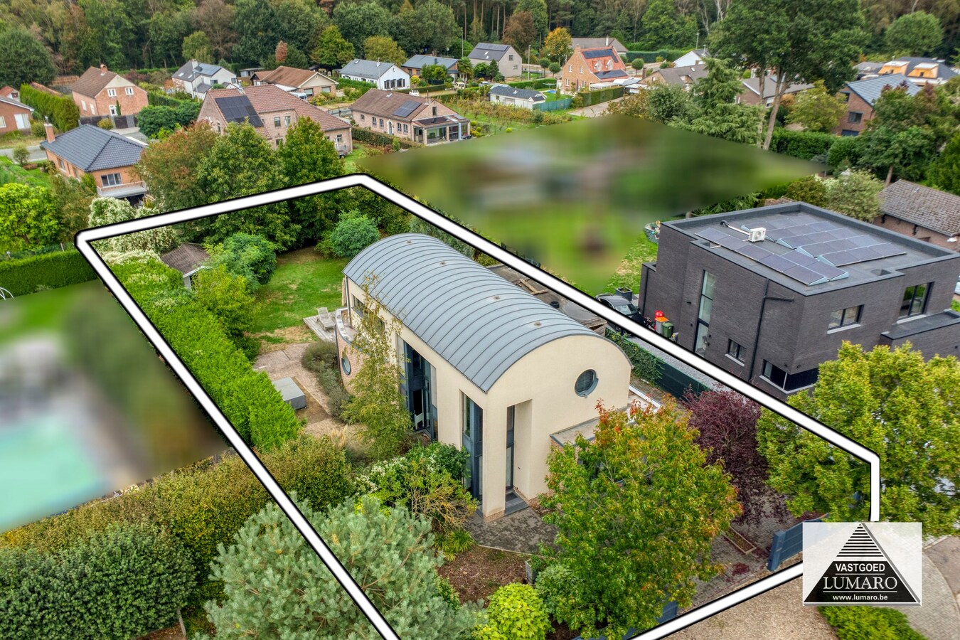 Villa onder moderne architectuur, residentiële bosomgeving. 3 slaapkamers, hobbyruimten 