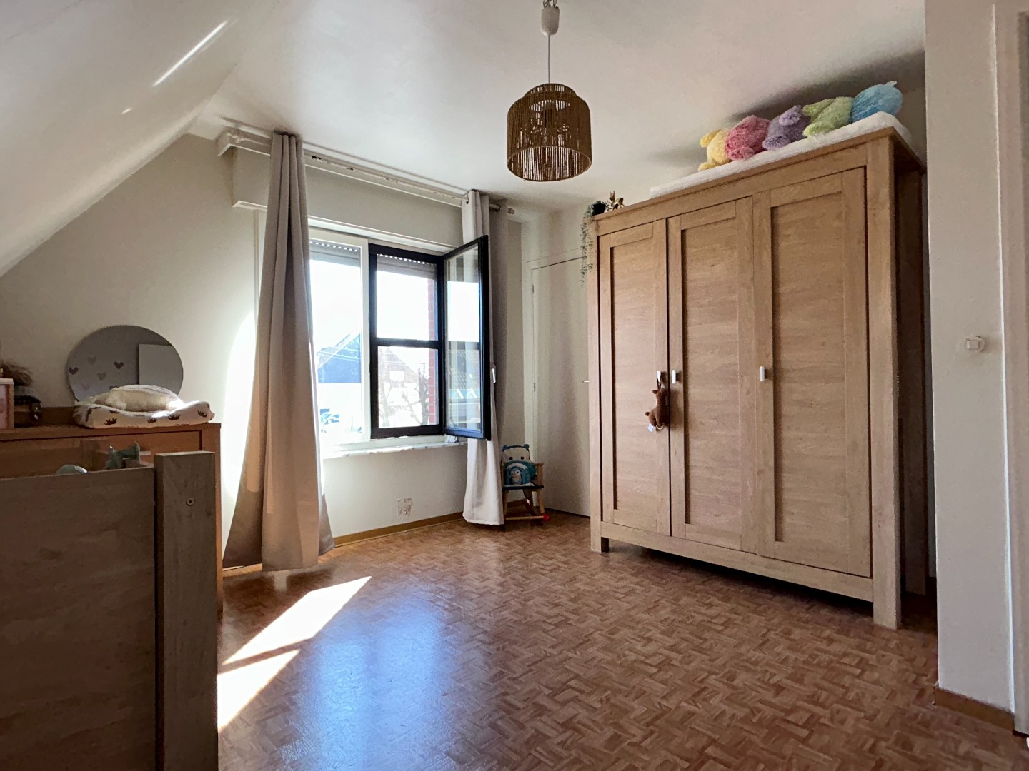 Instapklare woning met 3 slaapkamers, garage en tuin op 496m² 