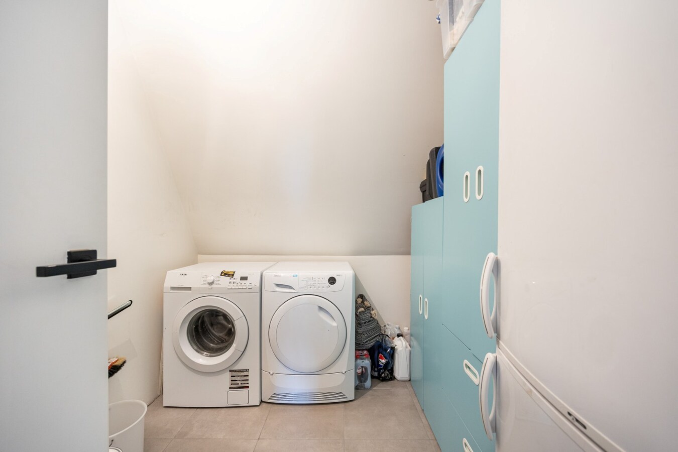 Prachtig, energiezuinig dak appartement met 3 slaapkamers, terras en carport 