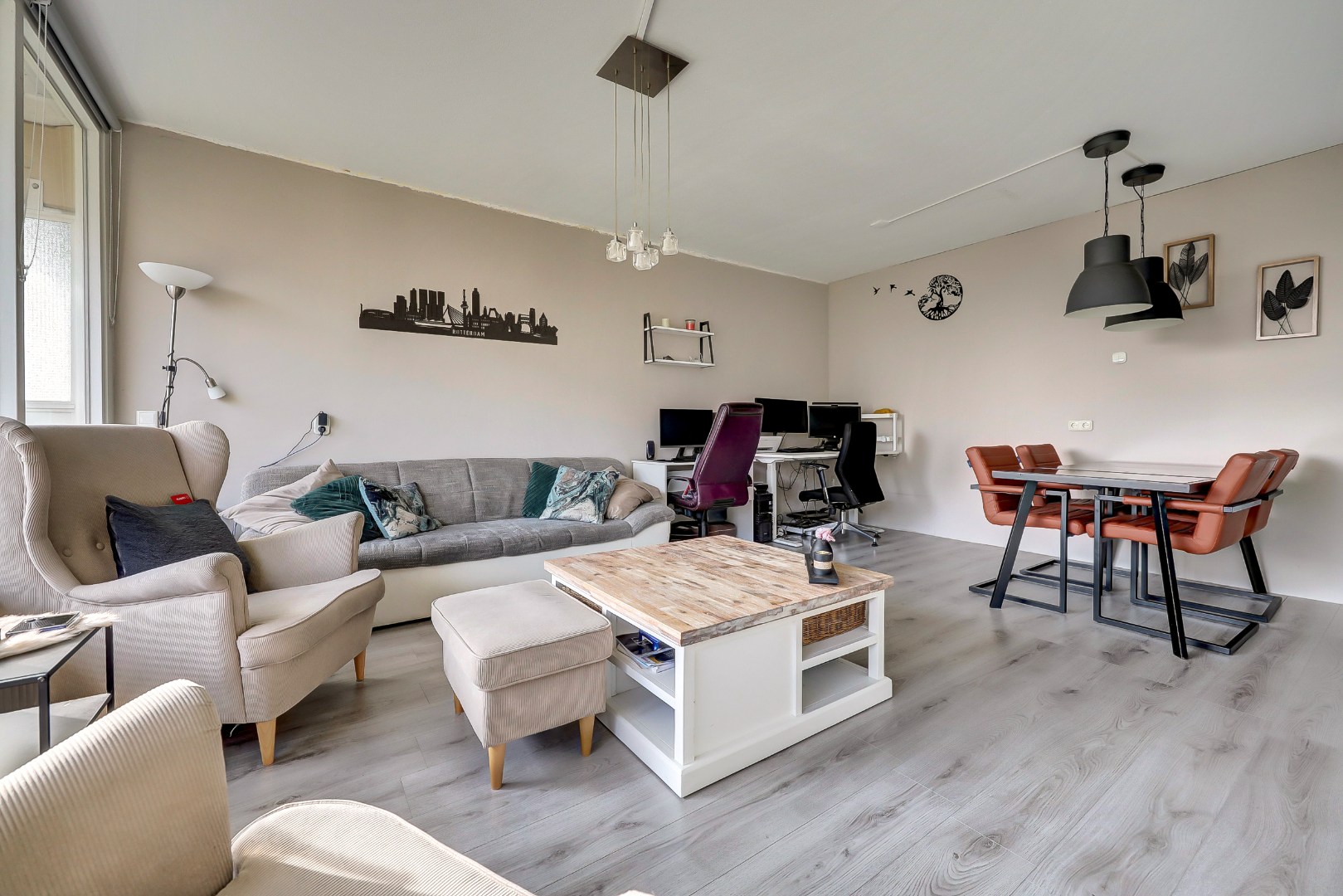 Dit lichte 4-kamer appartement op de 4e verdieping, met 3 slaapkamers, keurige keuken, balkon op het zuiden en berging in de onderbouw is gelegen in de populaire wijk "Ommoord". 