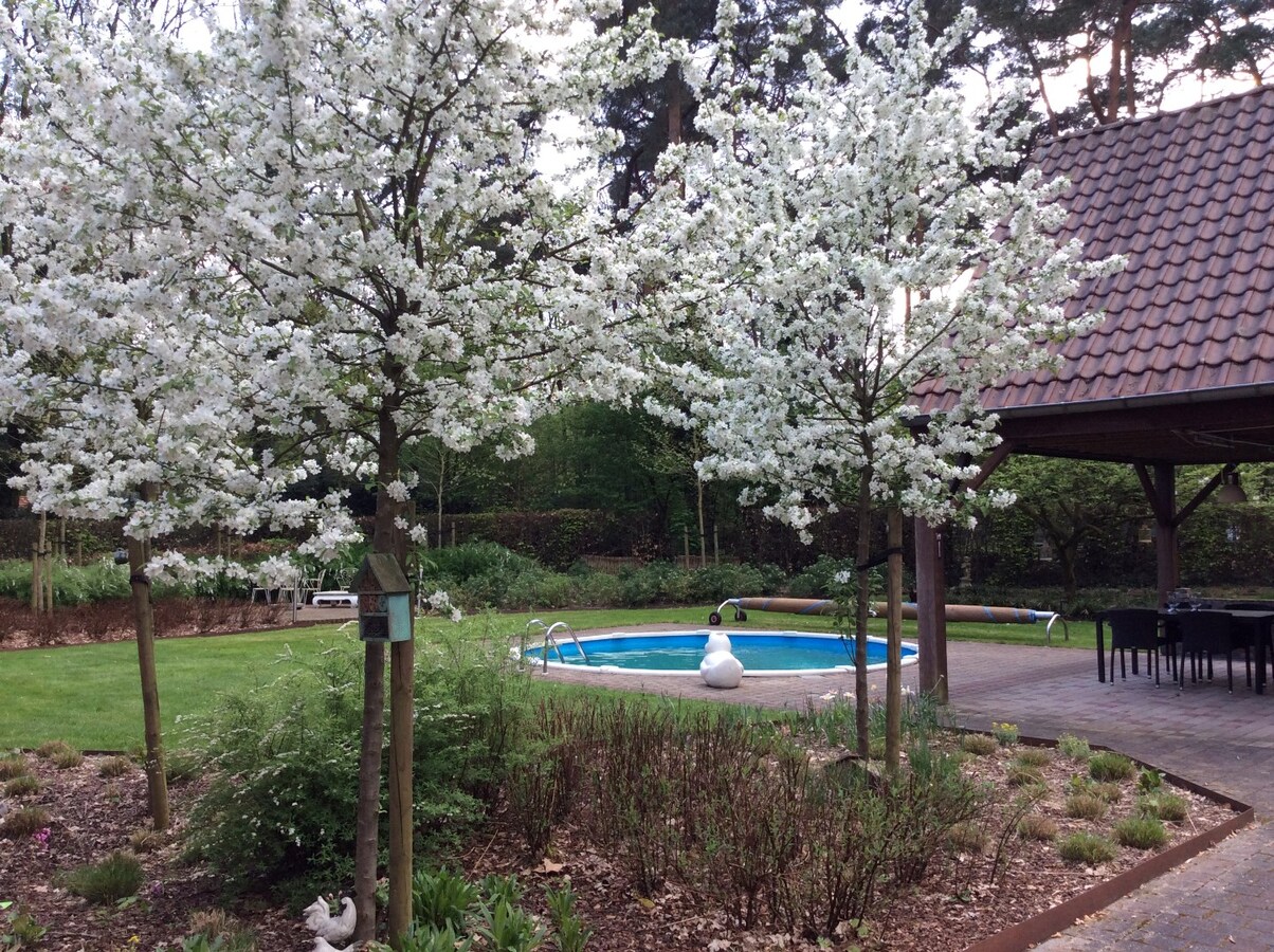 Prachtige villa met 3 slaapkamers en praktijk/kangoeroewoning met ZW-tuin op 1.892 m² 