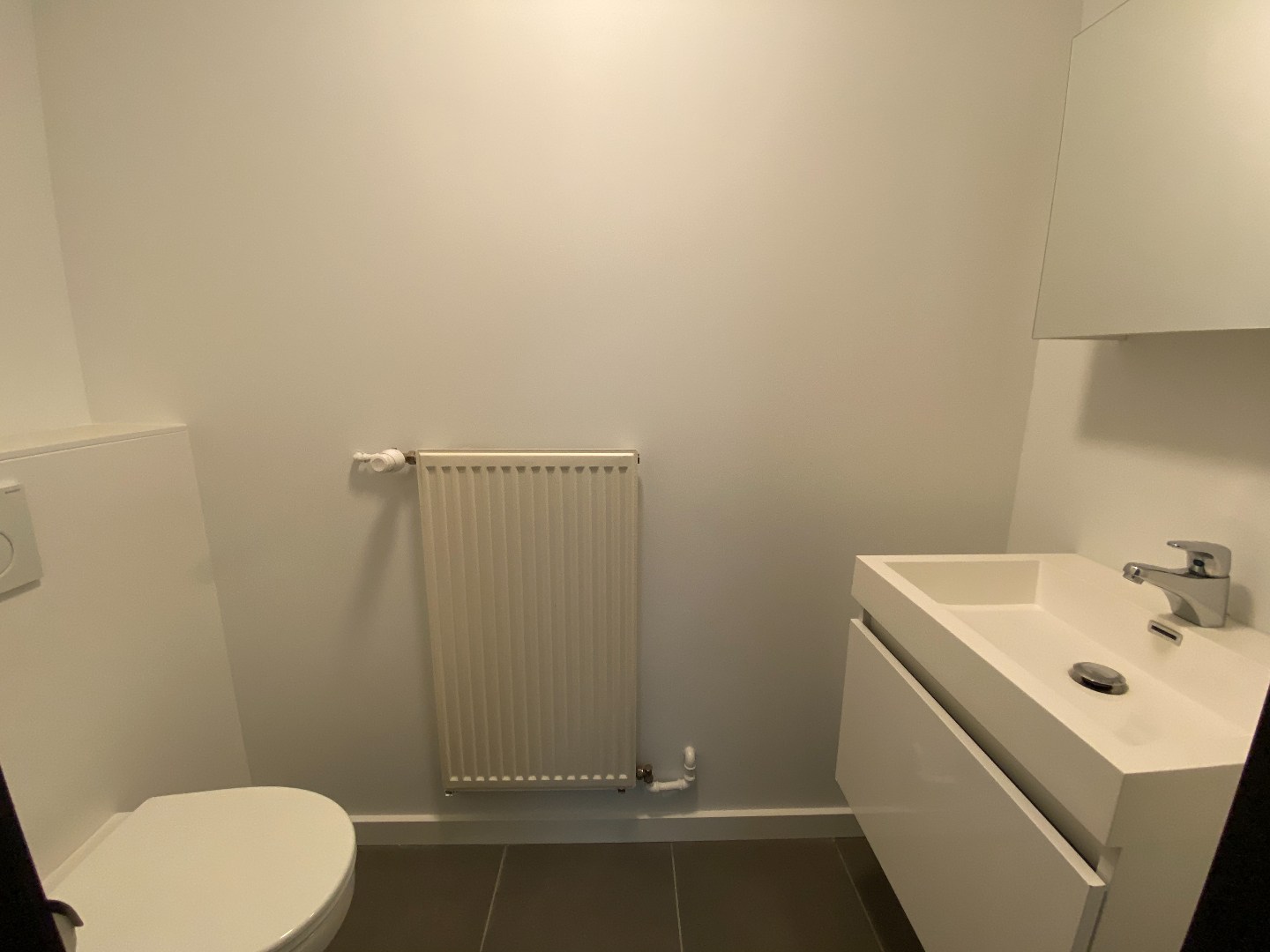 Verrassend ruime en gerenoveerde stadswoning met garage en uitweg! 