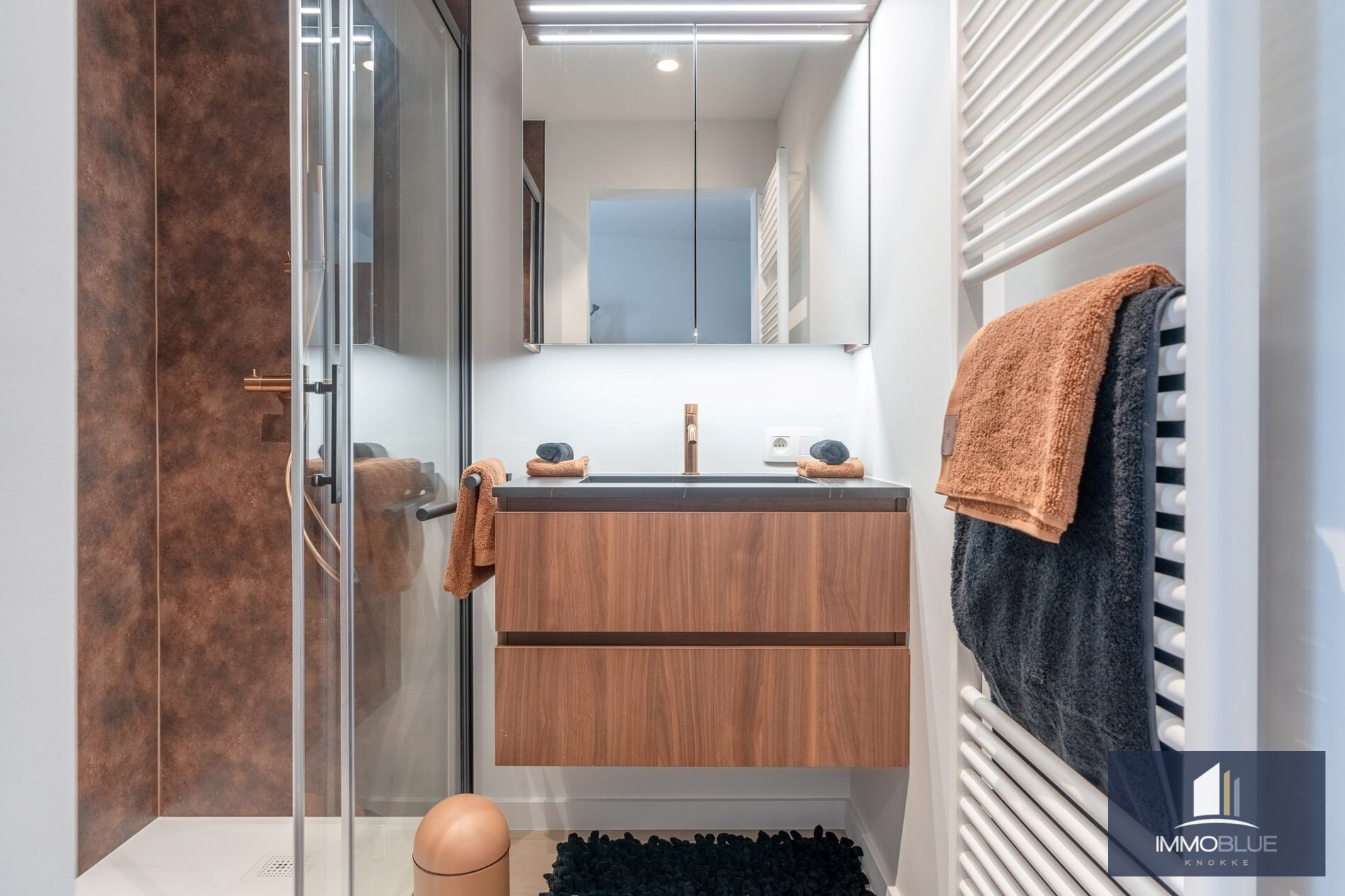 Situé dans un endroit calme, cet appartement entièrement rénové offre une vue dégagée sur les villas. 