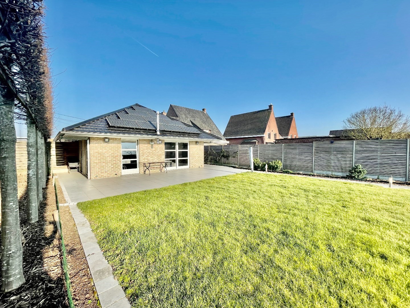 VERLAAGDE PRIJS - Gelijkvloerse villa met prachtige tuin op 850m² 