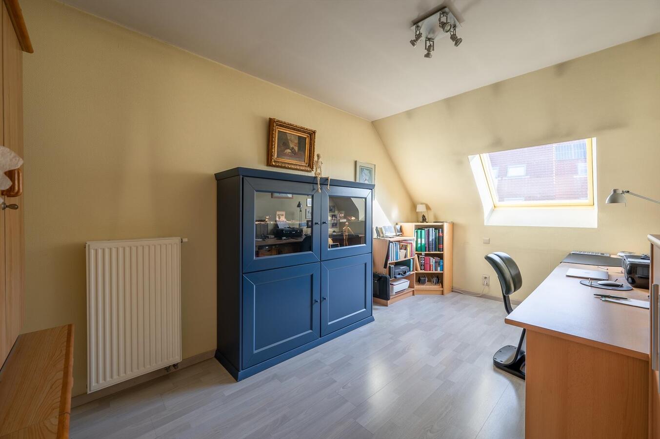 Goed gelegen woning met 4 slaapkamers, tuin &amp; parkeerplaats te Duinbergen 