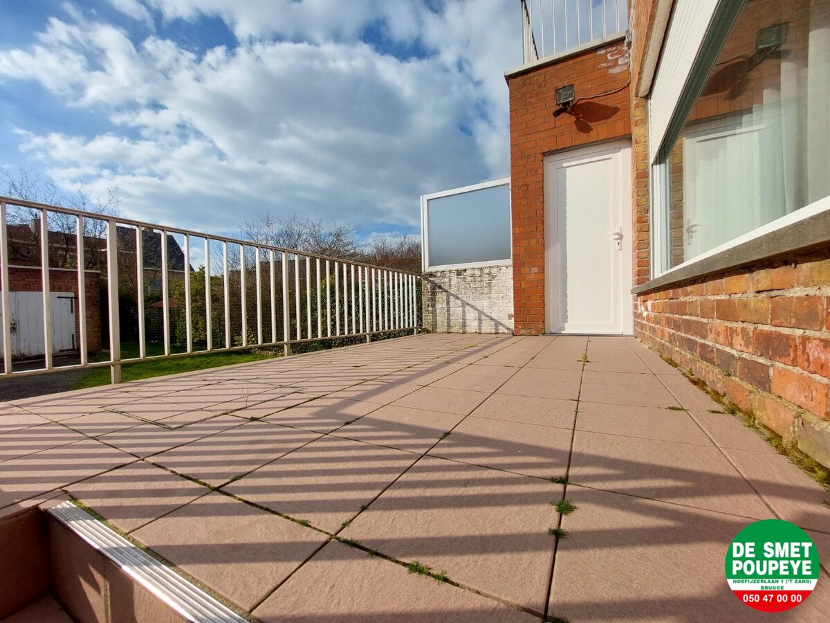 Halfopen woning met  5 slaapkamers en 2 garages 