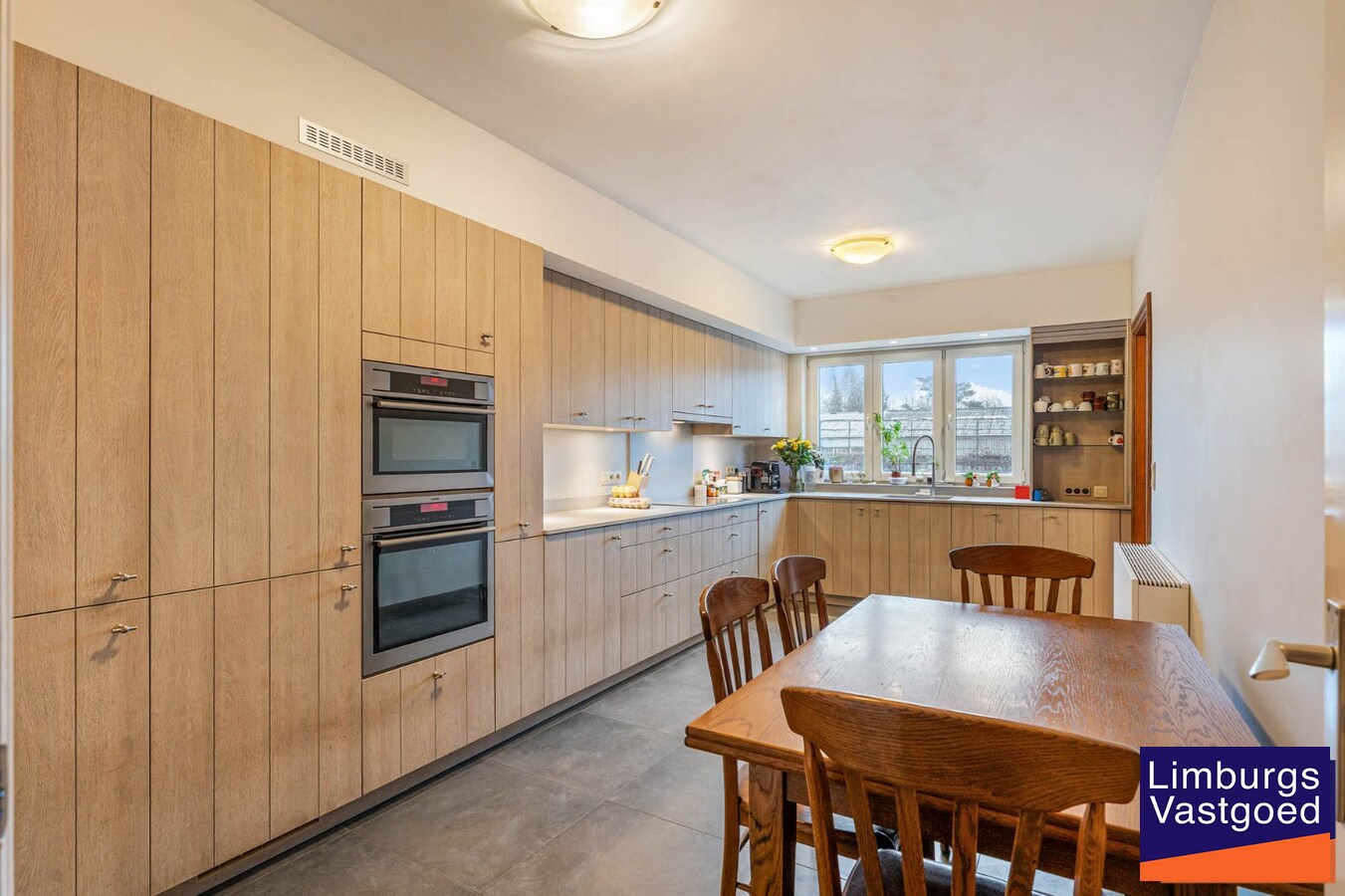 Landelijk gebouwencomplex voor paardenhouderij, op ong. 3ha 50a met stallen, weides/paddock, binnen-en buitenpiste, en woning. 