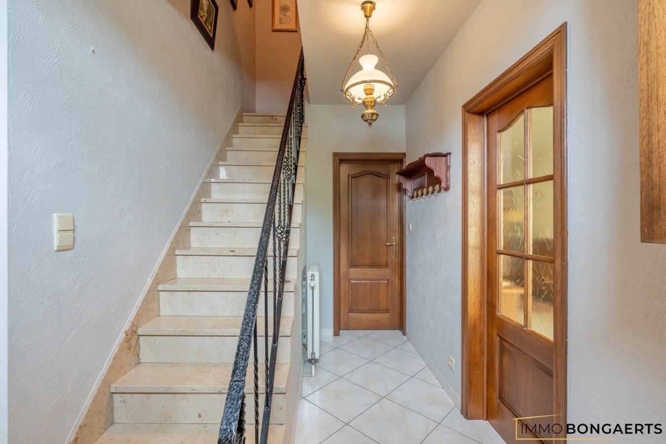 Ruime, instapklare woning (heropbouw 1994) met tuin, garage en drie slaapkamers. 