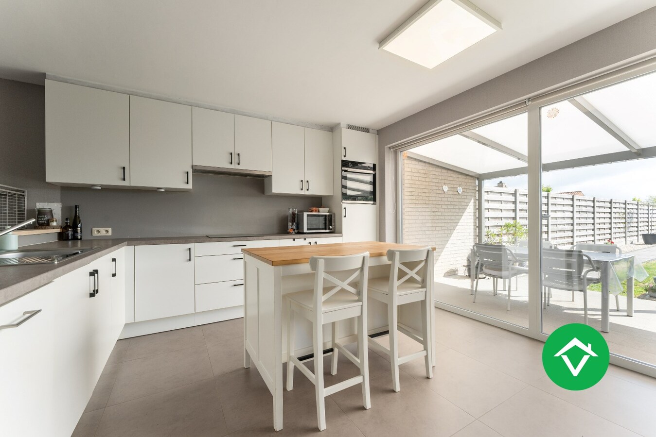 Instapklare, recente woning (2018) met 4 slaapkamers en garage in hartje Koekelare. 