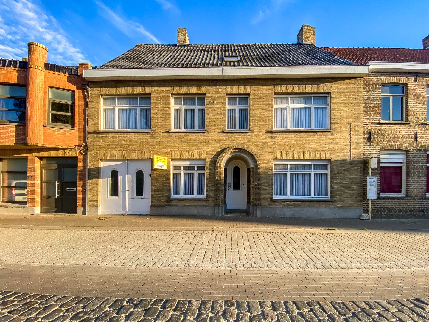 Zeer ruime te renoveren woning met statige gevel op 445 m² met zuid-west georiënteerde tuin. 