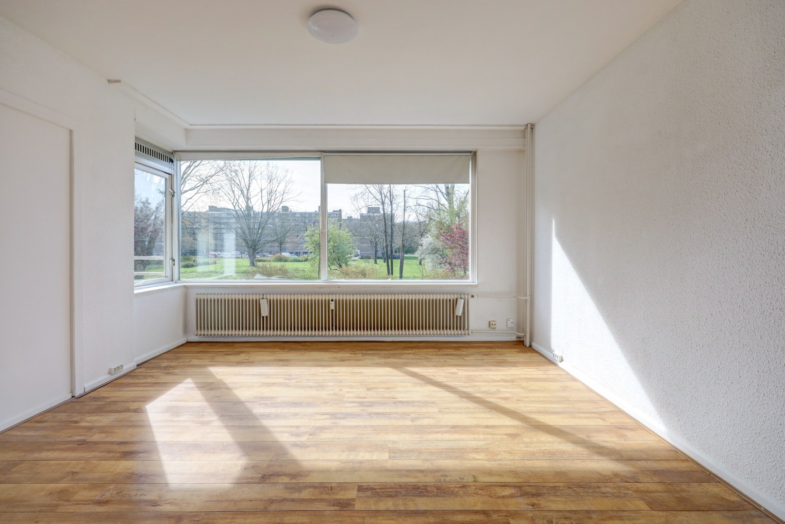 4-kamer appartement op de 1e verdieping, met 2 balkons, berging in de onderbouw en gelegen op eigen grond! 