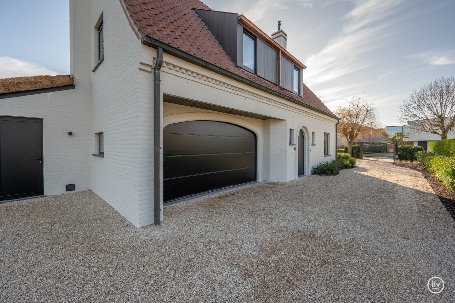 Magnifique villa rénovée, située sur un grand terrain de 1365 m2 dans un quartier résidentiel de villas, à proximité du centre de Knokke. 