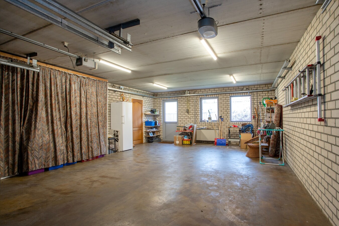 Vrijstaande degelijk gebouwde woning met inpandige dubbele garage. 