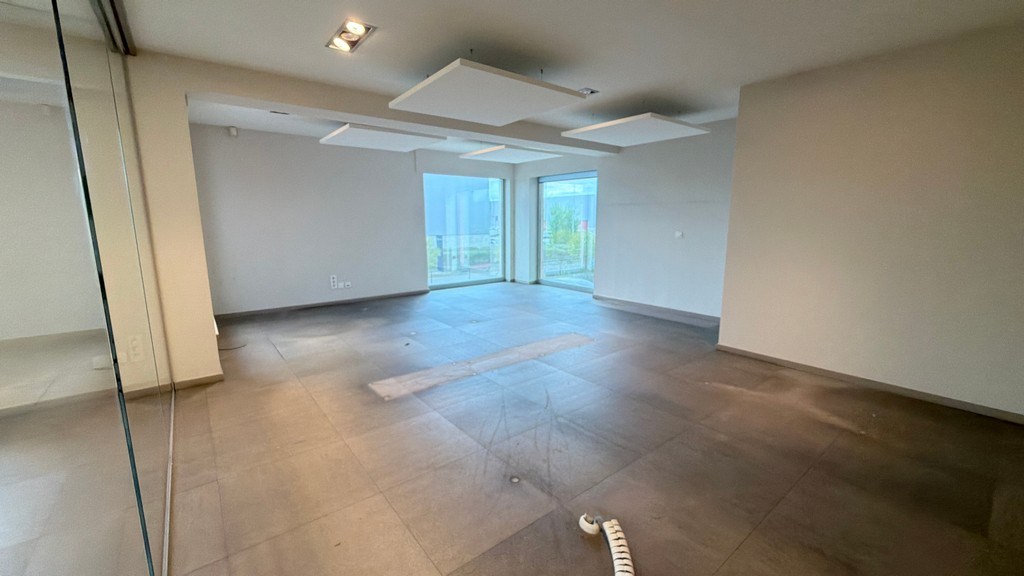 Magazijn met kantoren te huur langs E34 in Beveren
