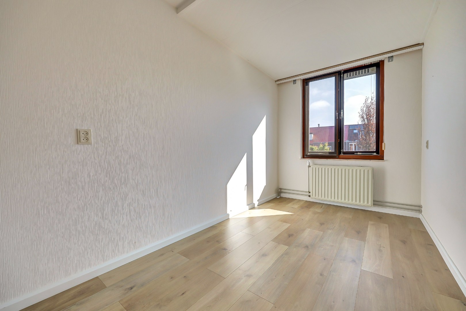 Ruime 5-kamer hoekwoning met aangebouwde garage op een kavel van maar liefst 297 m2 eigen grond! 