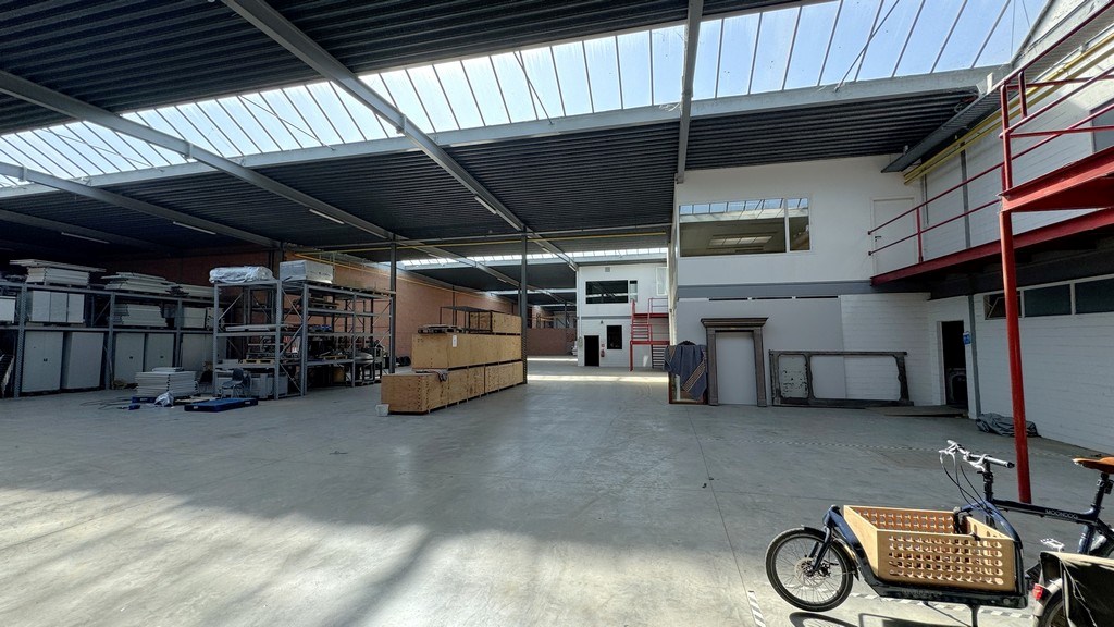 Magazijn met kantoren te huur vlakbij A12 in Wilrijk