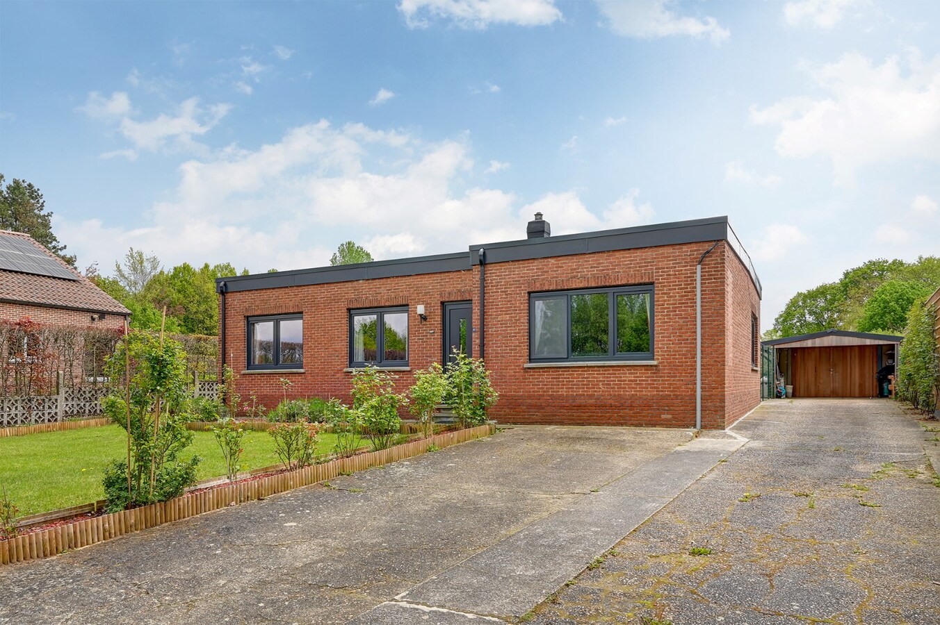 Zeer rustig gelegen gelijkvloerse woning met drie slaapkamers 