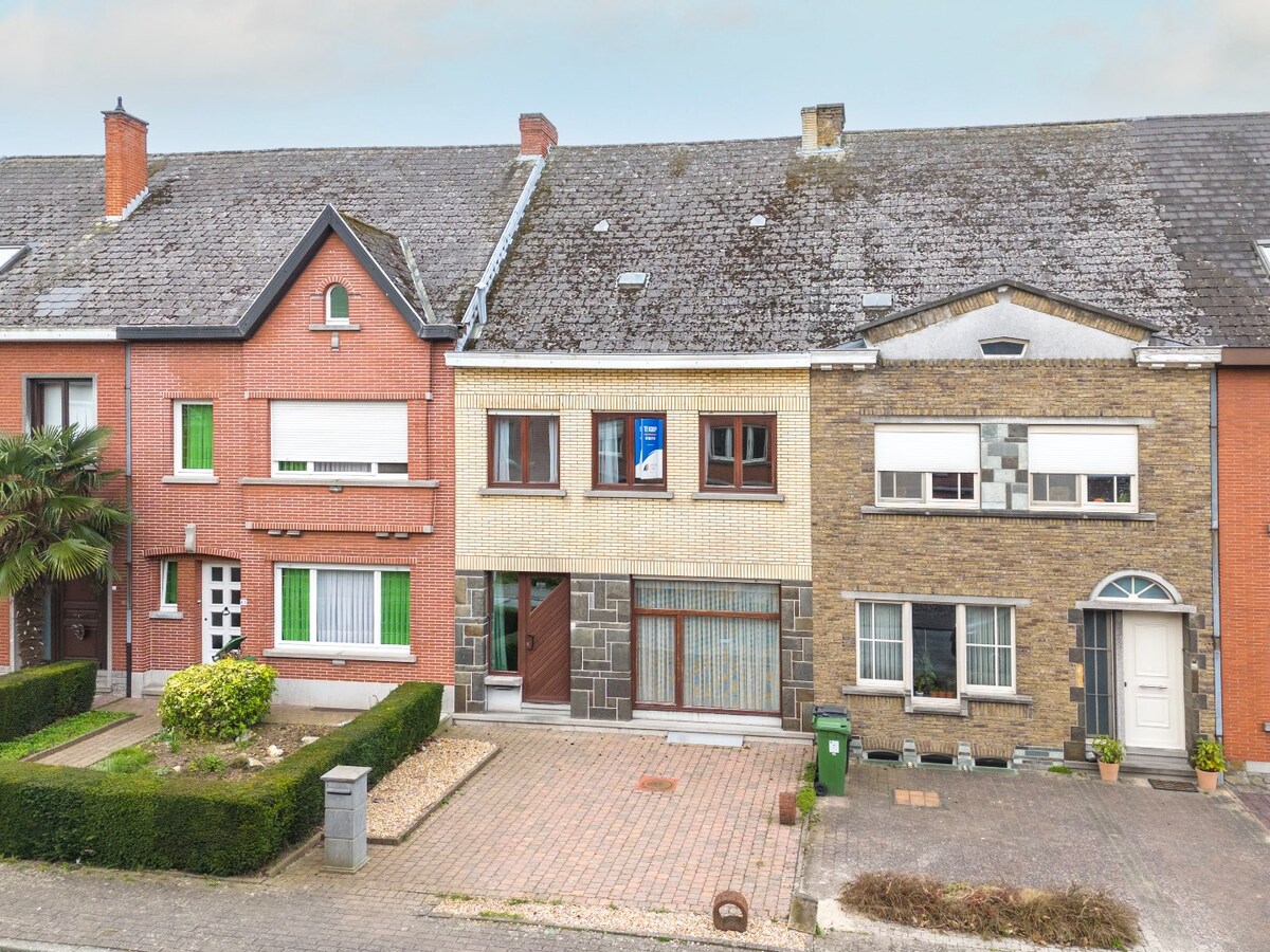 Op te frissen (gezins)woning met garage en tuin te Bevegem 