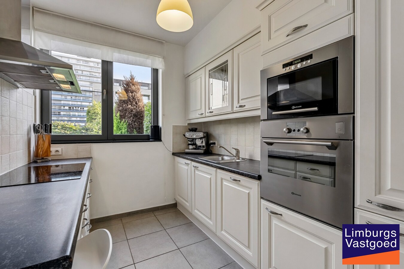 Gelijkvloers appartement (105m²), 2 slpk, tuin/terras, autostaanplaats + kelderberging 