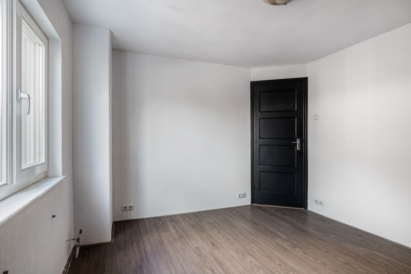 Volledig gerenoveerde woning met garage en carport gelegen aan de Beukenlaan 13 te Reusel. 