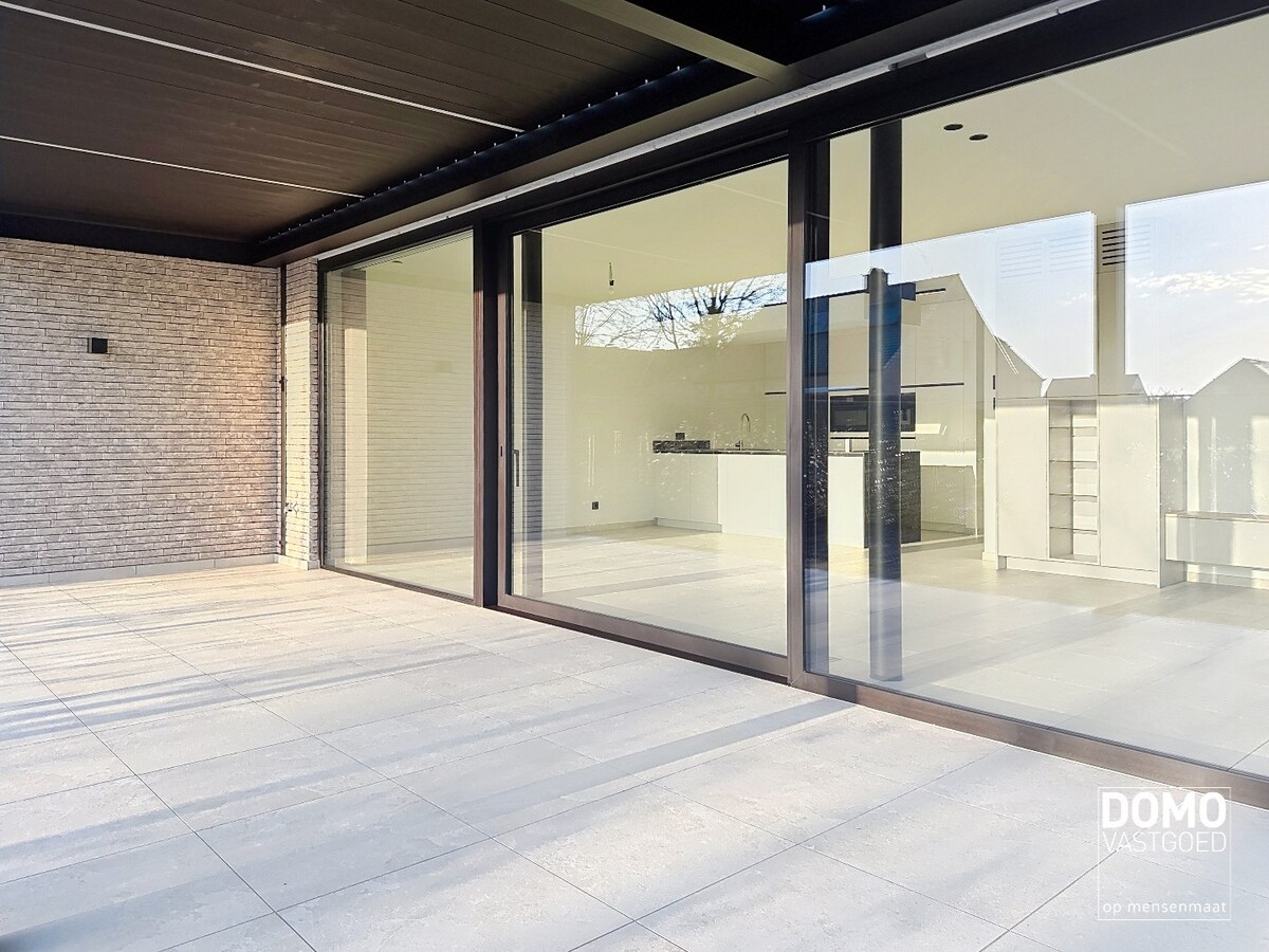 HOOGWAARDIG AFGEWERKT APPARTEMENT VAN 122,50 M² MET 2 SLAAPKAMERS, RUIM TERRAS EN PARKEERPLAATS TE CENTRUM TUILT 