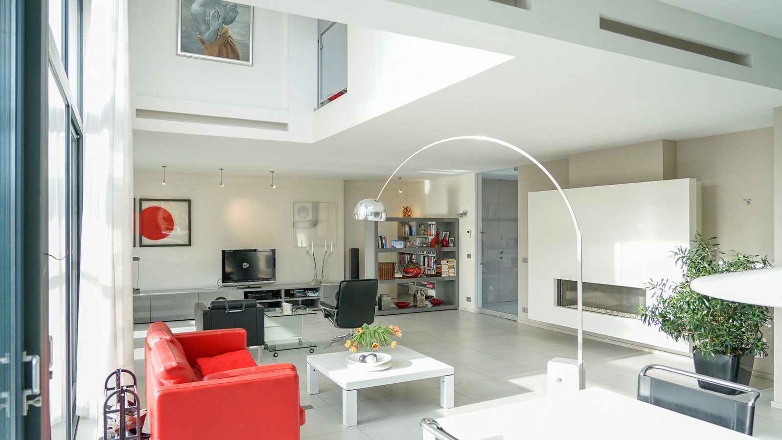 Dorne : moderne woning met parktijkruimte / bureel, volwaardige kelderverdieping, terras, zwemvijver en weide. Prachtig uitzicht. 