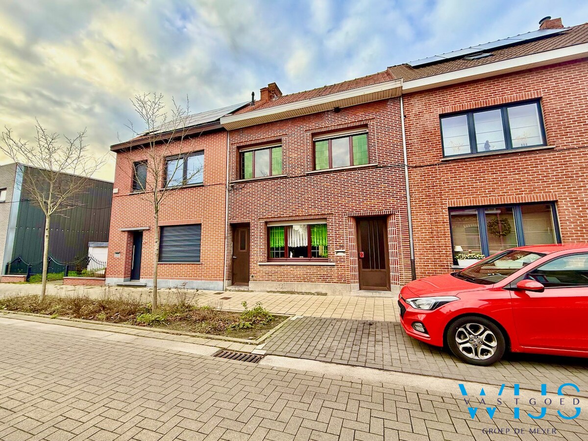 Te renoveren karaktervolle gezinswoning te Eeklo ! 