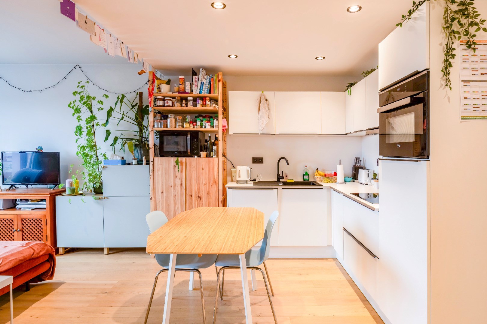 Instapklaar 2 slp. appartement met terras en grote gemeenschappelijke tuin. 