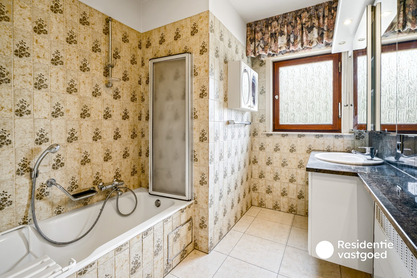 Statige gelijkvloerse villa op een terrein van 2342 m² te Oostduinkerke (Koksijde). 