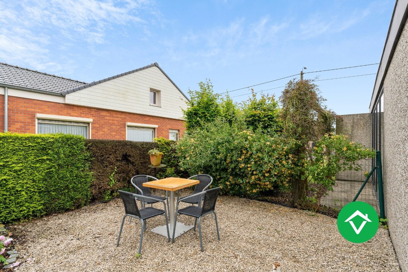 Alleenstaande woning met 4 slaapkamers en dubbele garage te Koekelare 