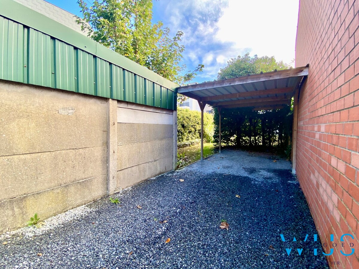 Goed gelegen handelspand met garage te CENTRUM ERTVELDE ! 