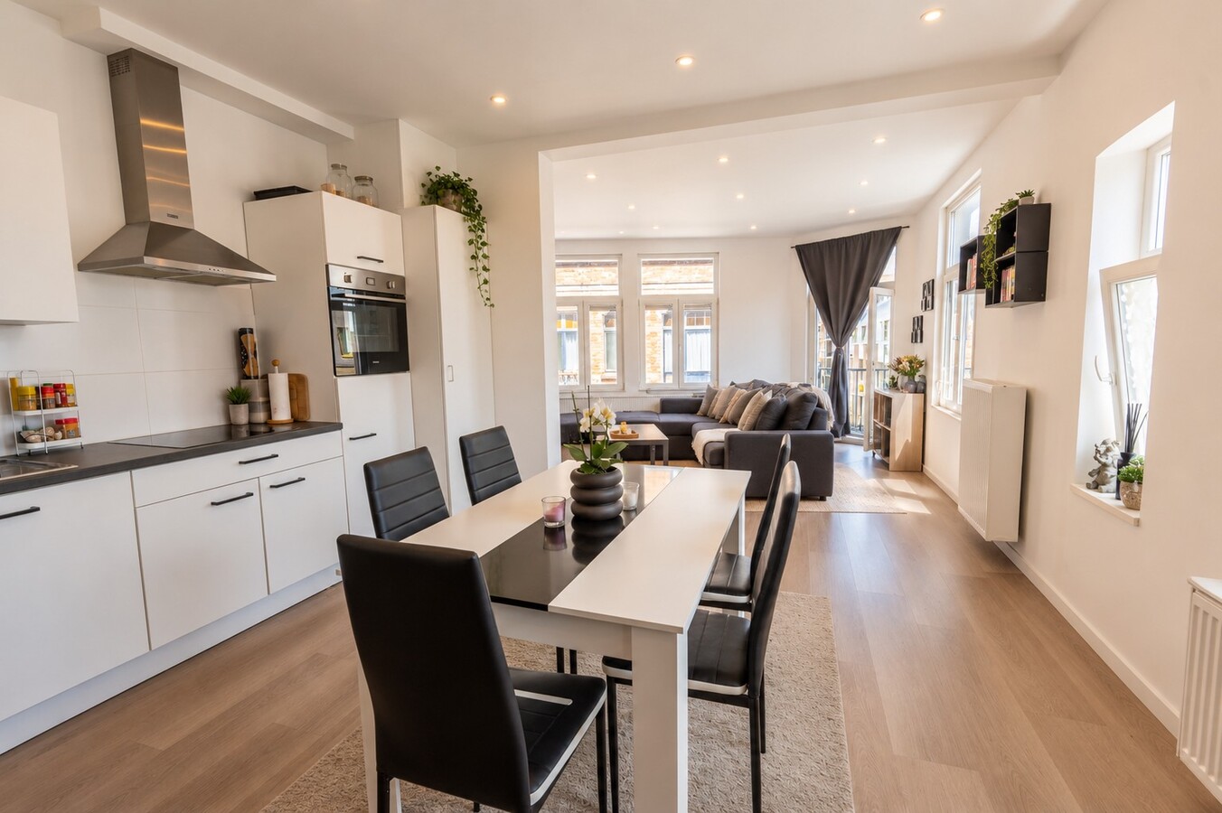 LICHTRIJK EN INSTAPKLAAR TWEESLAAPKAMERAPPARTEMENT OP TOPLOCATIE 
