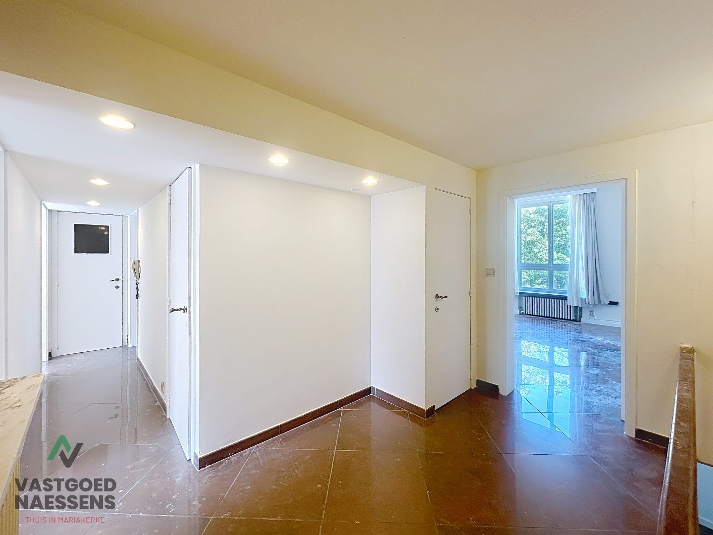 Maison d'angle avec entrepôt - garage - 5 chambres à coucher et terrasse 