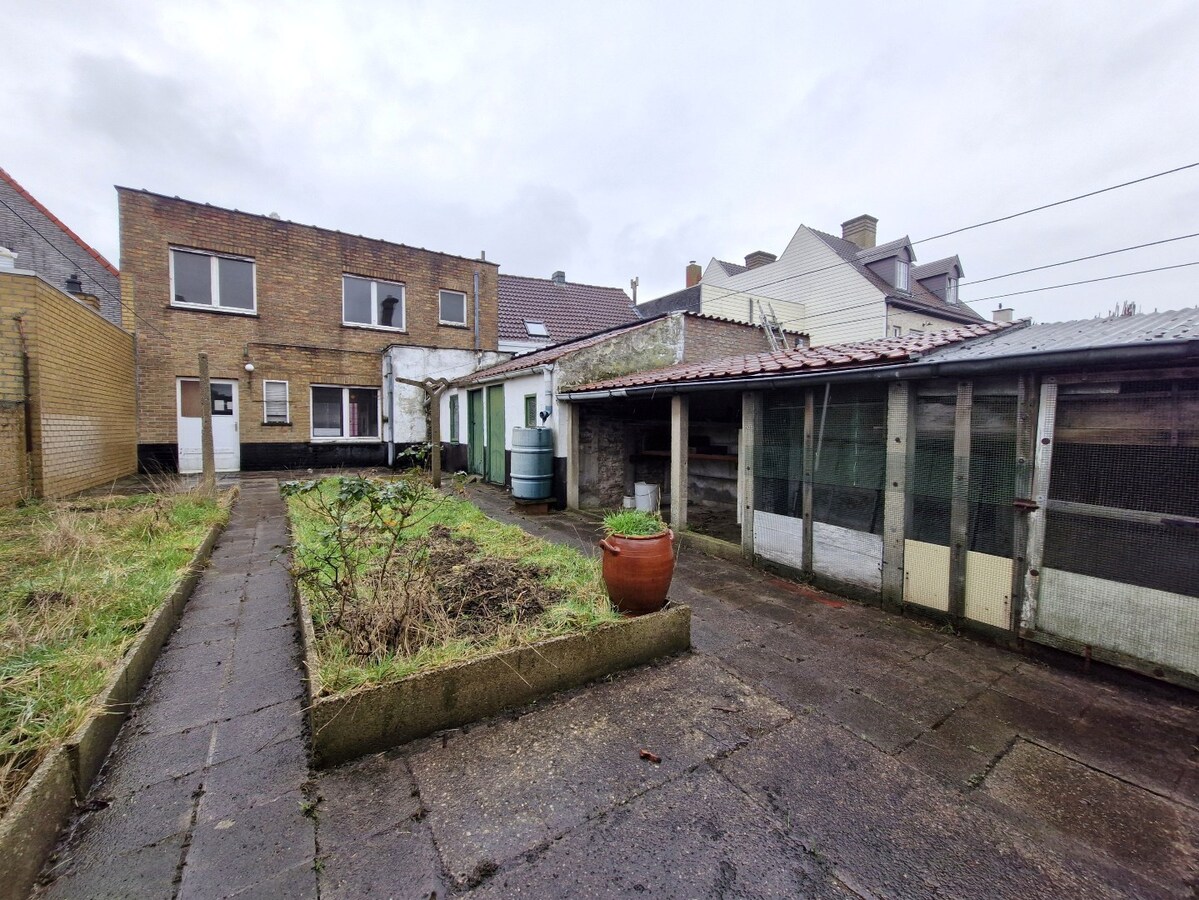 Te renoveren volumineuze gezinswoning met diepe garage in het hart van Knokke. 