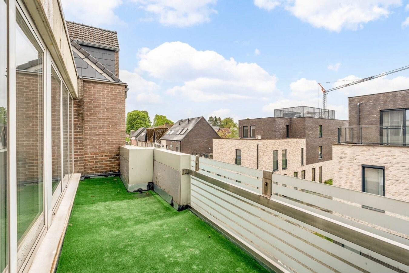 Comfortabel, zeer ruim appartement met 4 slaapkamers, terras en garage in het centrum van Neeroeteren! 