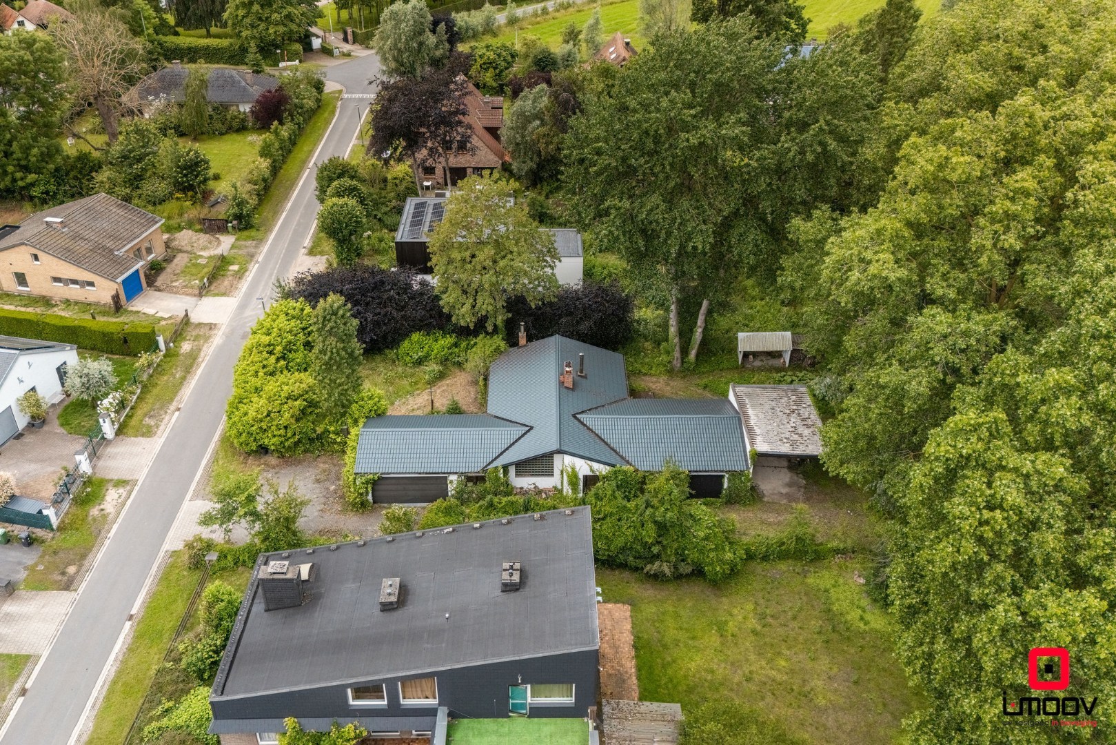 Seventies bungalowvilla met renovatiepotentieel op unieke ligging aan natuurgebied 