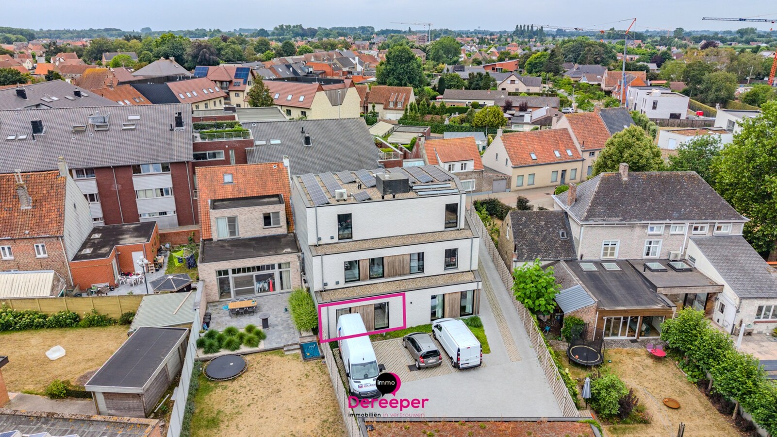 Prachtig gelijkvloers appartement met zonnig terras, tuin en parkeerplaats(en) 
