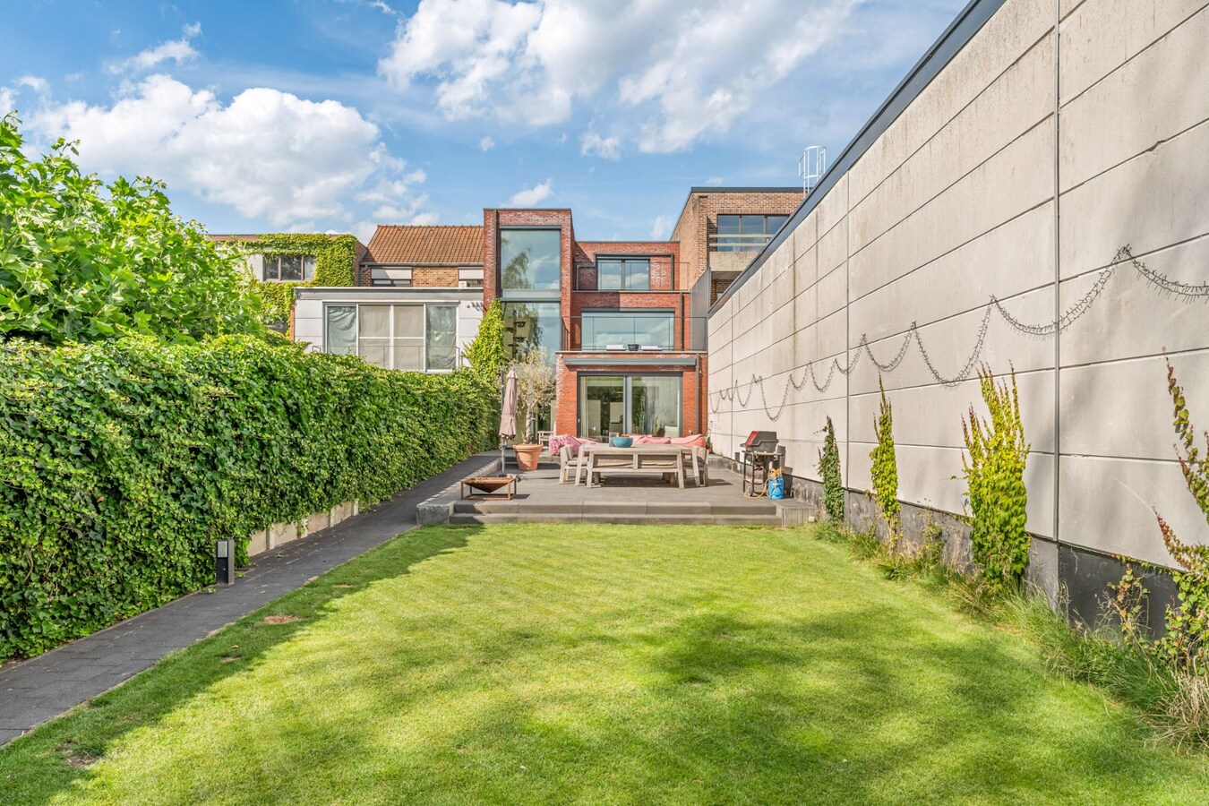 Unieke, hoogwaardig afgewerkte stadswoning op een ruim perceel mét ruime garage bereikbaar langs de achterzijde! 