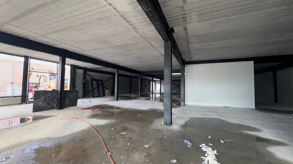 Nieuwbouw showroom met magazijn te huur langs N43 in Sint-Denijs-Westrem