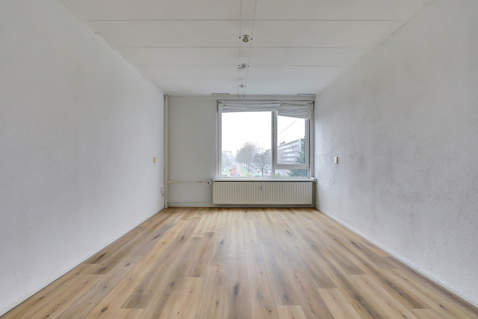 3-kamer appartement op de derde verdieping met balkon op het oosten en een berging van 13 m² in de onderbouw. 