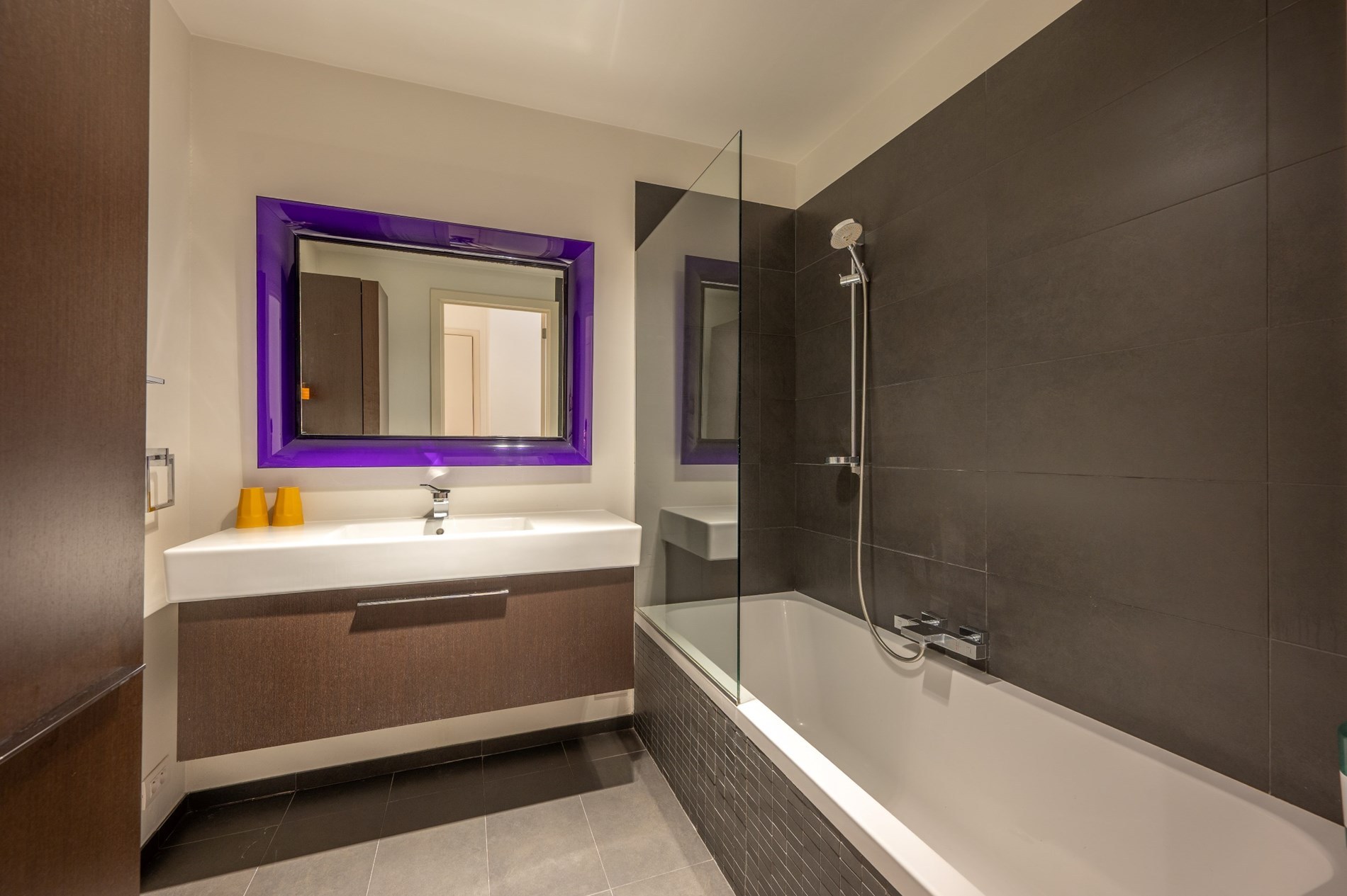 Lichtrijk appartement met dubbele terras en ruime lichtrijke leefruimte 