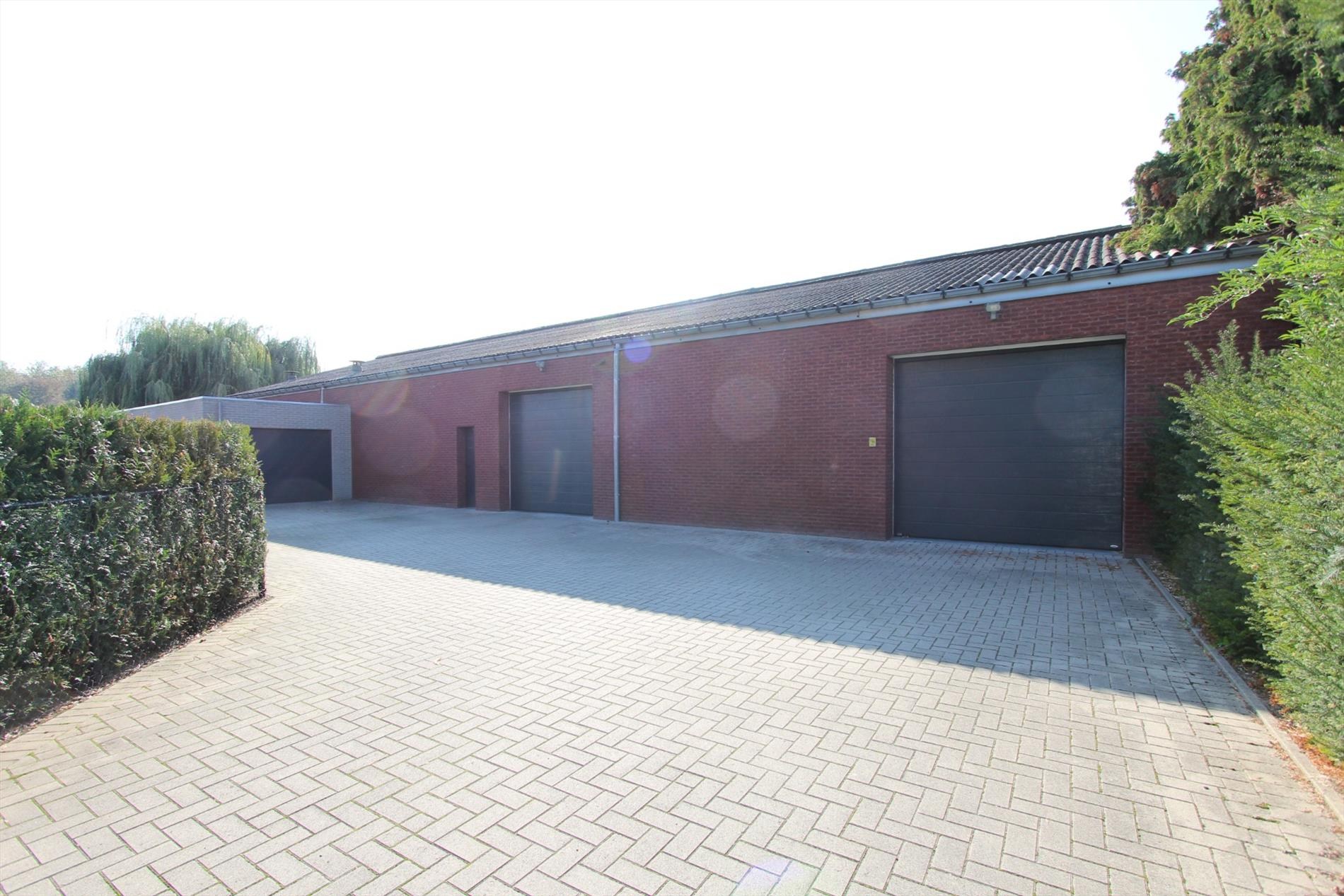 RUIM GELIJKVLOERS APPARTEMENT MET TUIN EN GARAGE 
