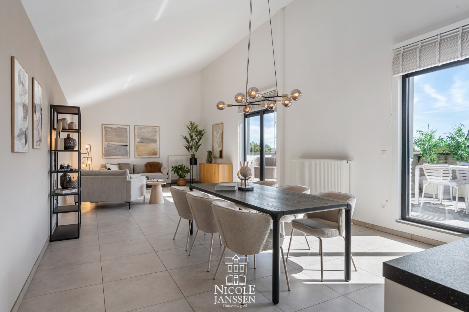 Leefruimte met open keuken 