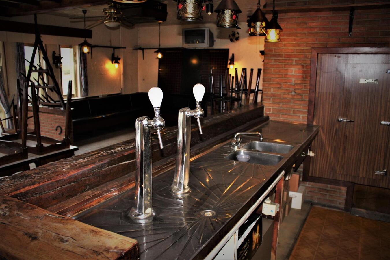 Woning (5 slaapkamers) met vergunde horecazaak (café), studio, recreatieterrein en weides op ca. 1.5ha te Kortenaken (Vlaams-Brabant) 