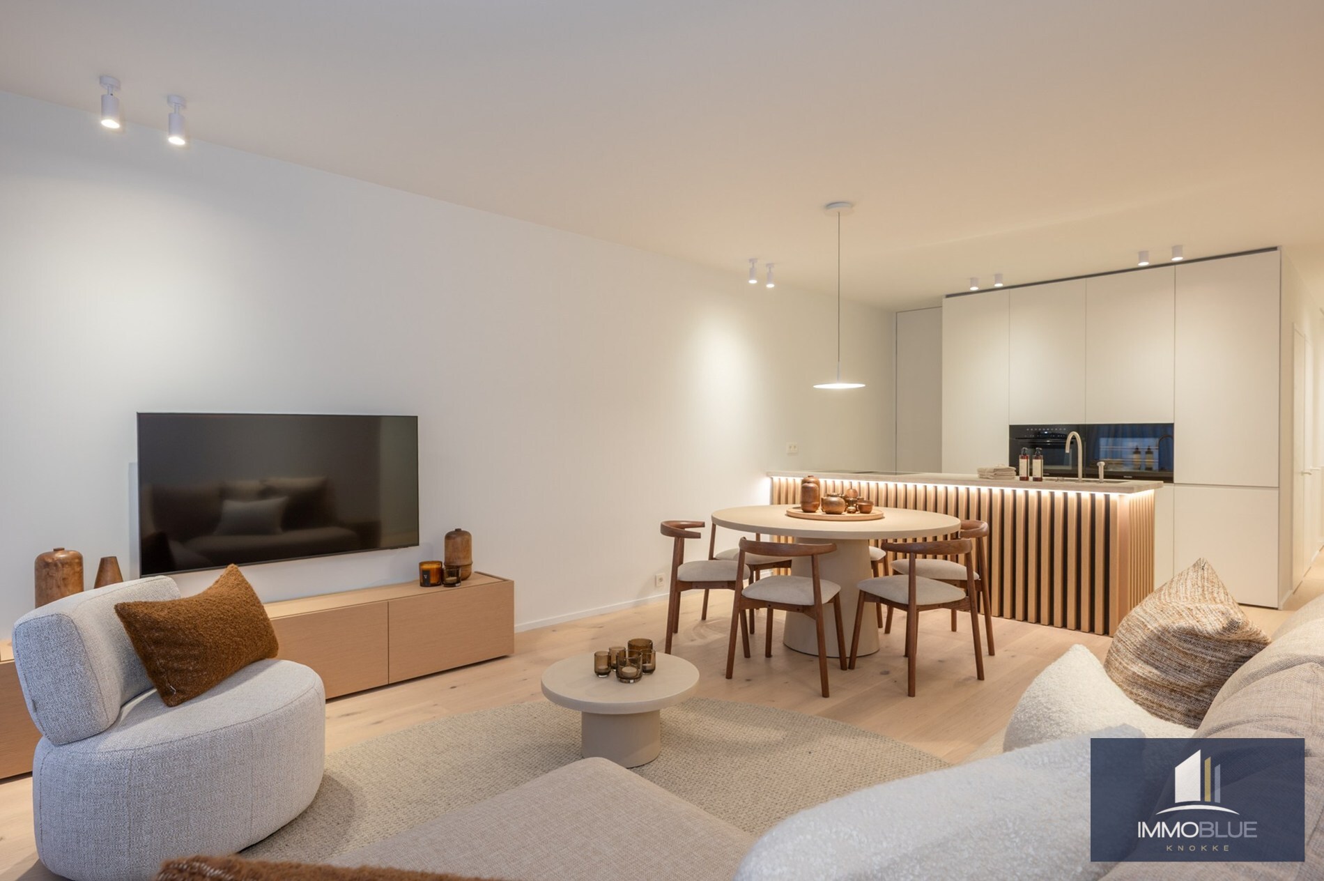 Stijlvol volledig gerenoveerd appartement in een vernieuwde residentie gelegen op een boogscheut van de zee en het commercieel centrum. 