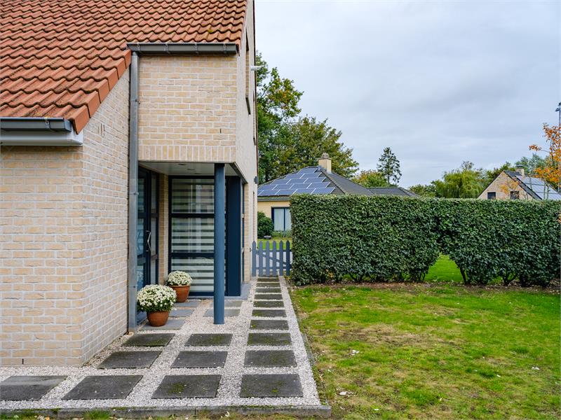 Prachtige, instapklare, halfopen bebouwing in rustige, residentiële wijk in Sleidinge. 