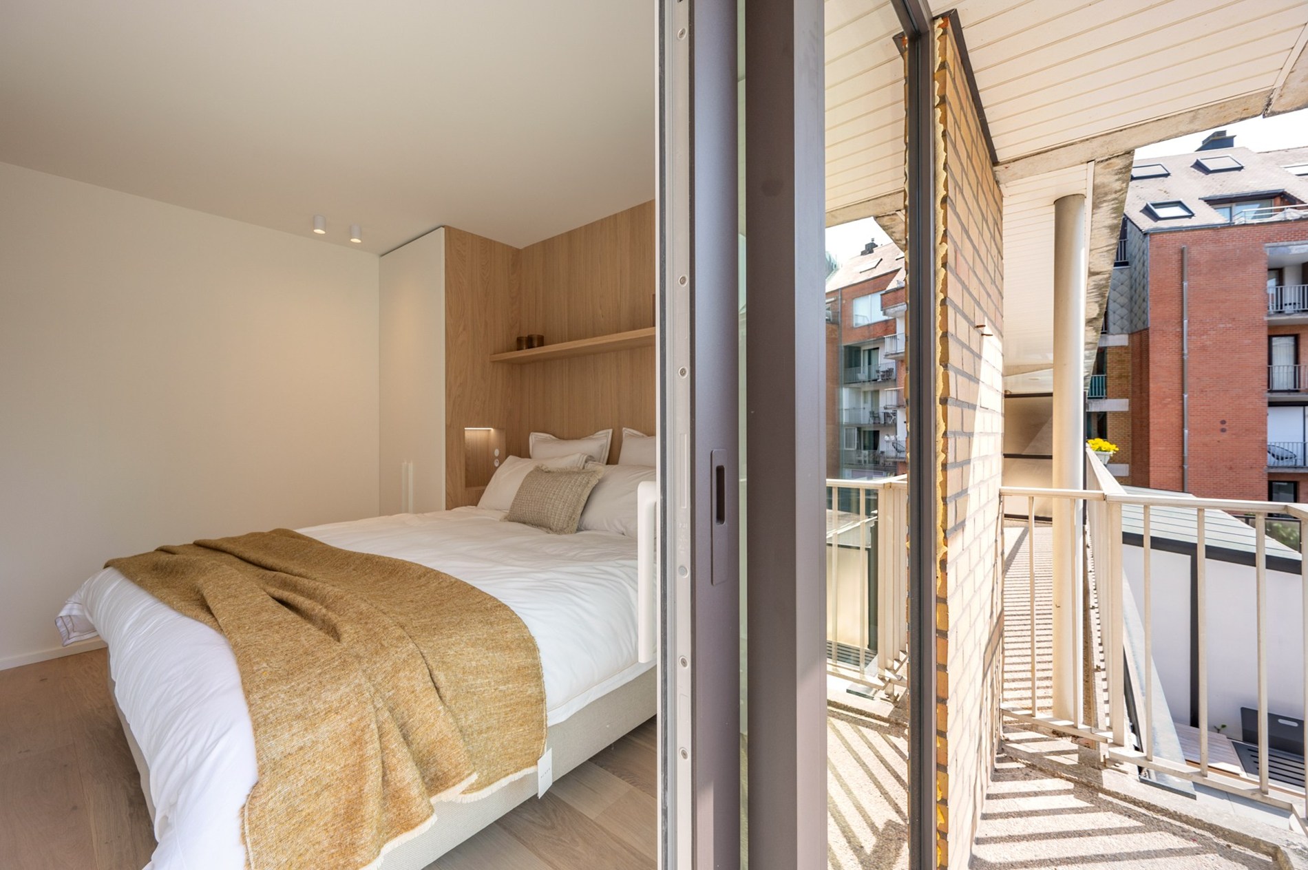 Appartement exclusivement rénové avec 3 chambres à vendre près de la plage d'Albert et de la place de la Lumière. 