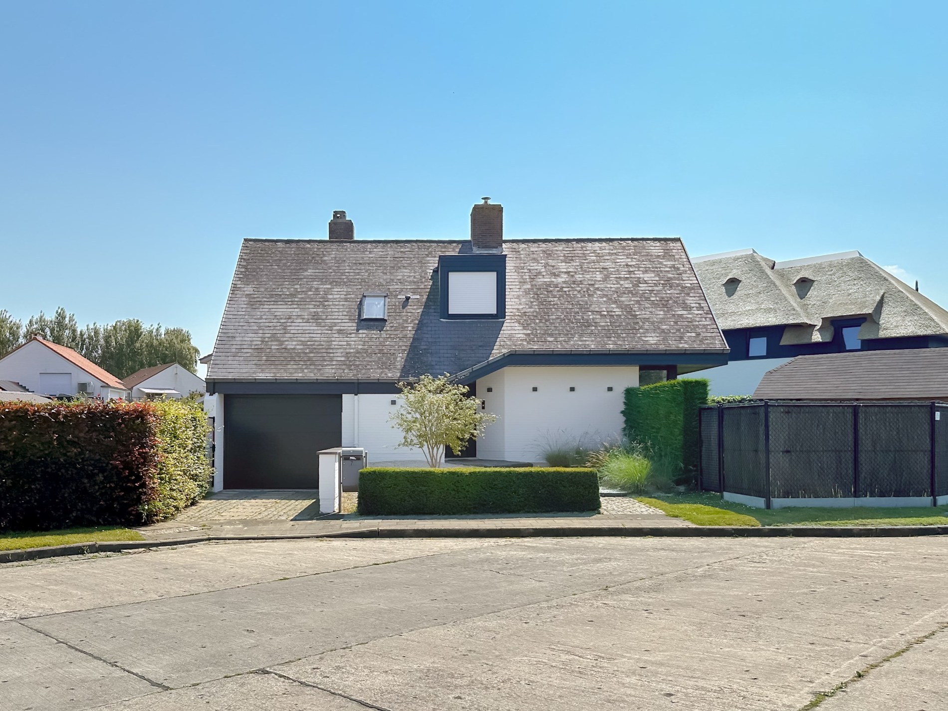 OPENDEURDAG Zaterdag 21/02 - 11u-13u (Hazelaarsdreef 7): Gezellig gerenoveerde alleenstaande villa met 3 slaapkamers en een prachtige tuin centraal gelegen in een doodlopende villawijk in Knokke. 