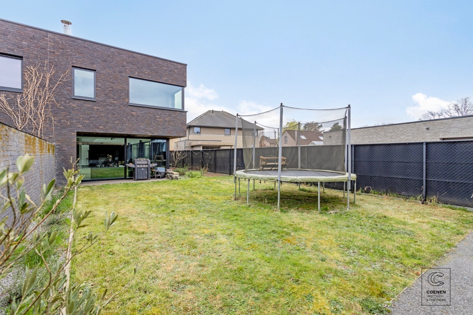 Prachtig verder af te werken HOB van 320 m² in een doodlopende straat! 