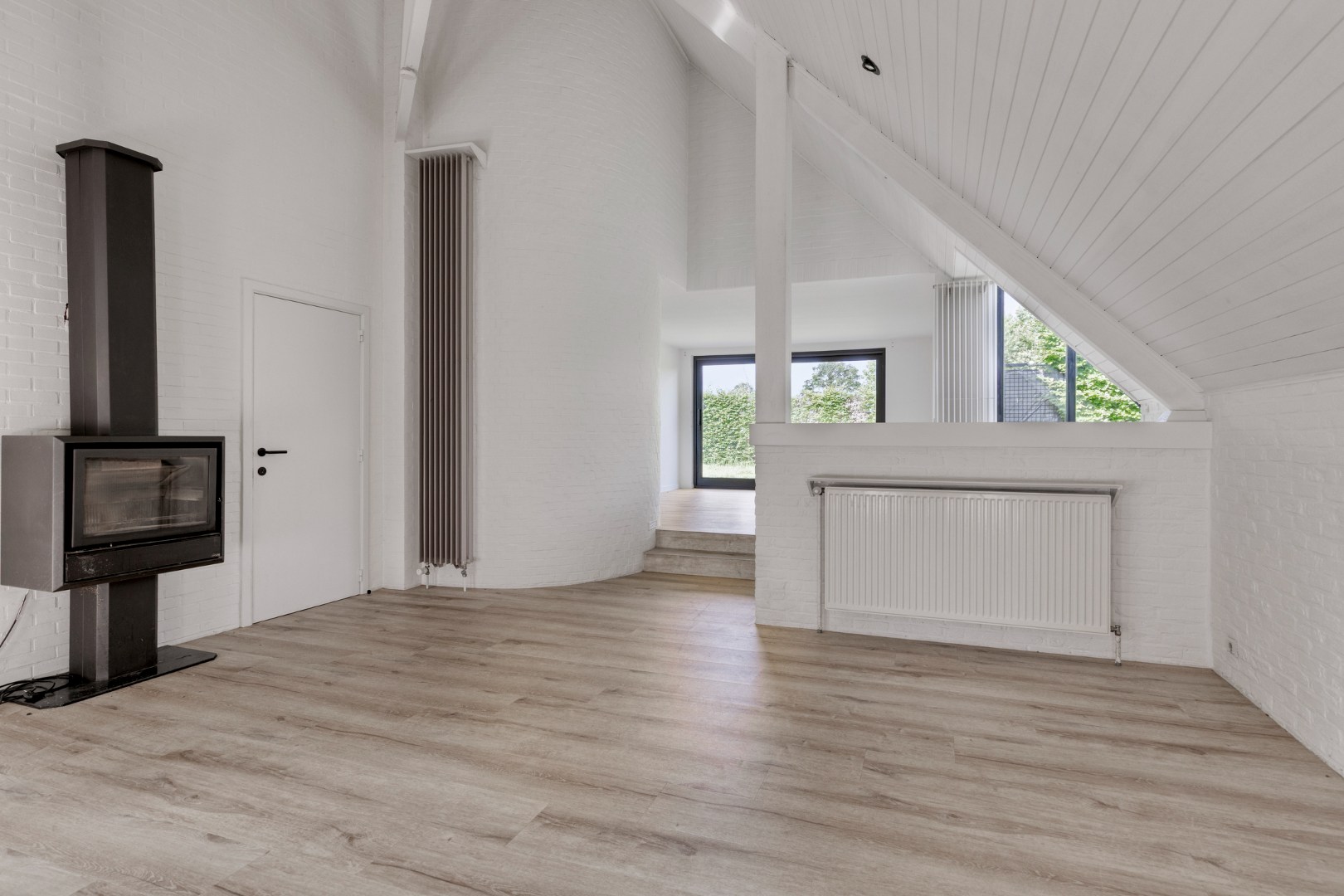 Geheel van schitterende villa + naastgelegen gezinswoning met landelijke ligging in Tongerlo 